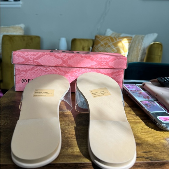 US 7 Fits like a 6 • Flat Slides
• Canvas Material
• Striped Design
• PVC Strap - Picture 3 of 6